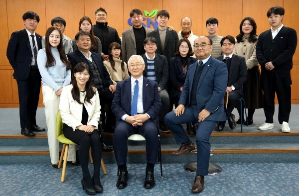 제주사회복지협의회 고승화회장(가운데)과 직원